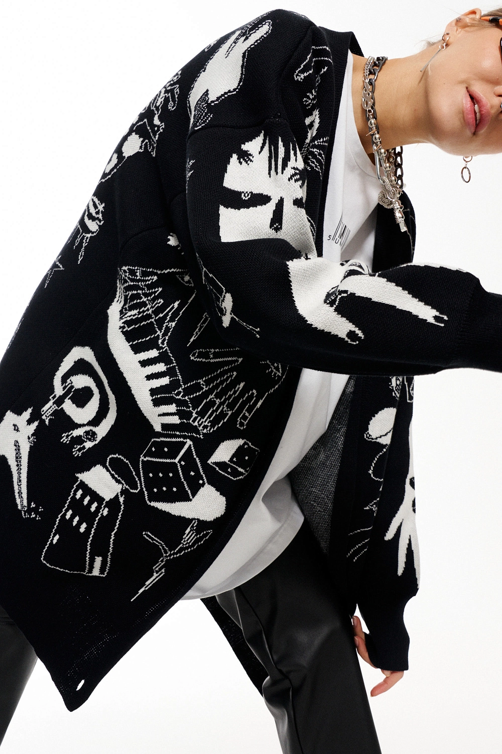 UNO MAS UNO выпустили кардиган с татуировками Марии Пешкун